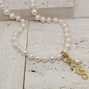 Pearl Necklace with Pearl and Seahorse Pendant