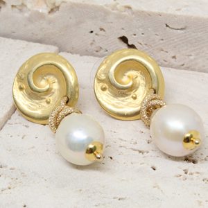 Snail shaped Earrings with Pearls